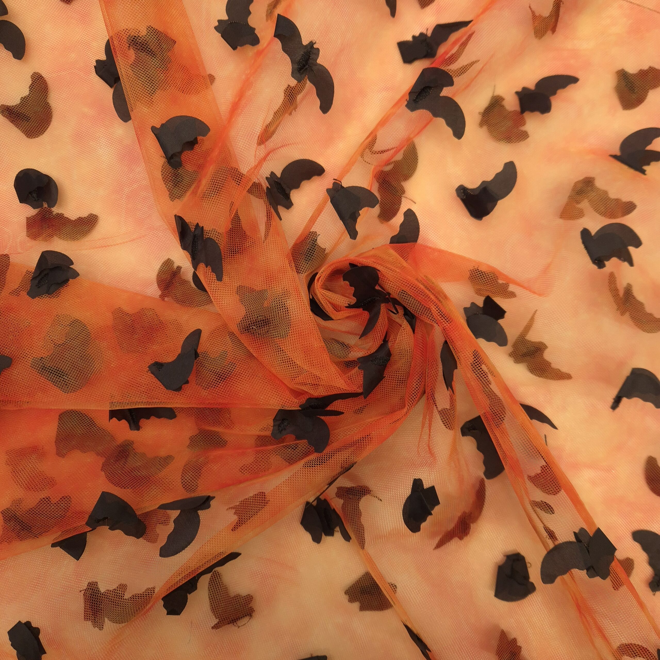 Tulle arancione con pipistrelli