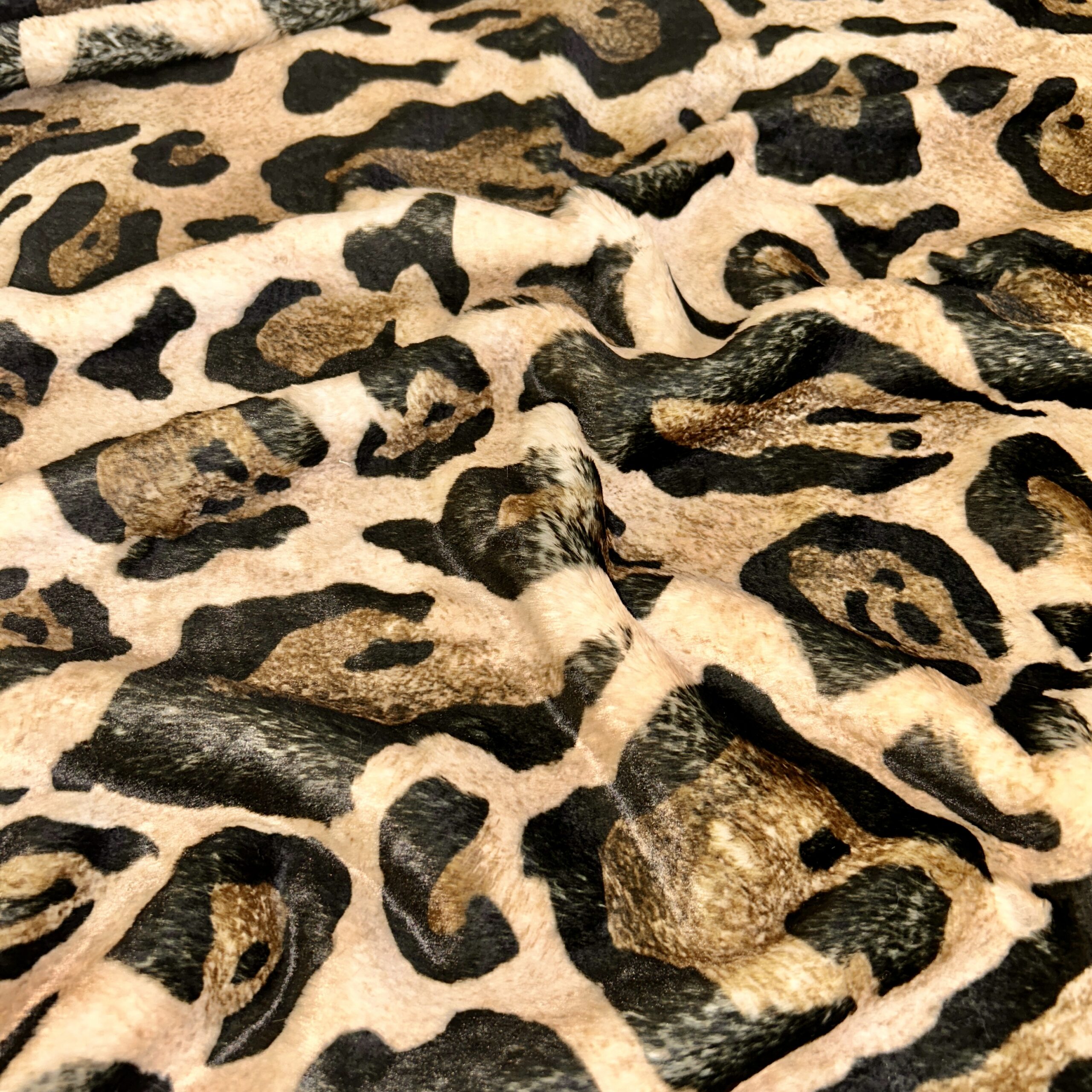 Fourrure synthétique Pelliccia Inkjet de haute qualité avec un motif léopard réaliste en brun beige et noir.