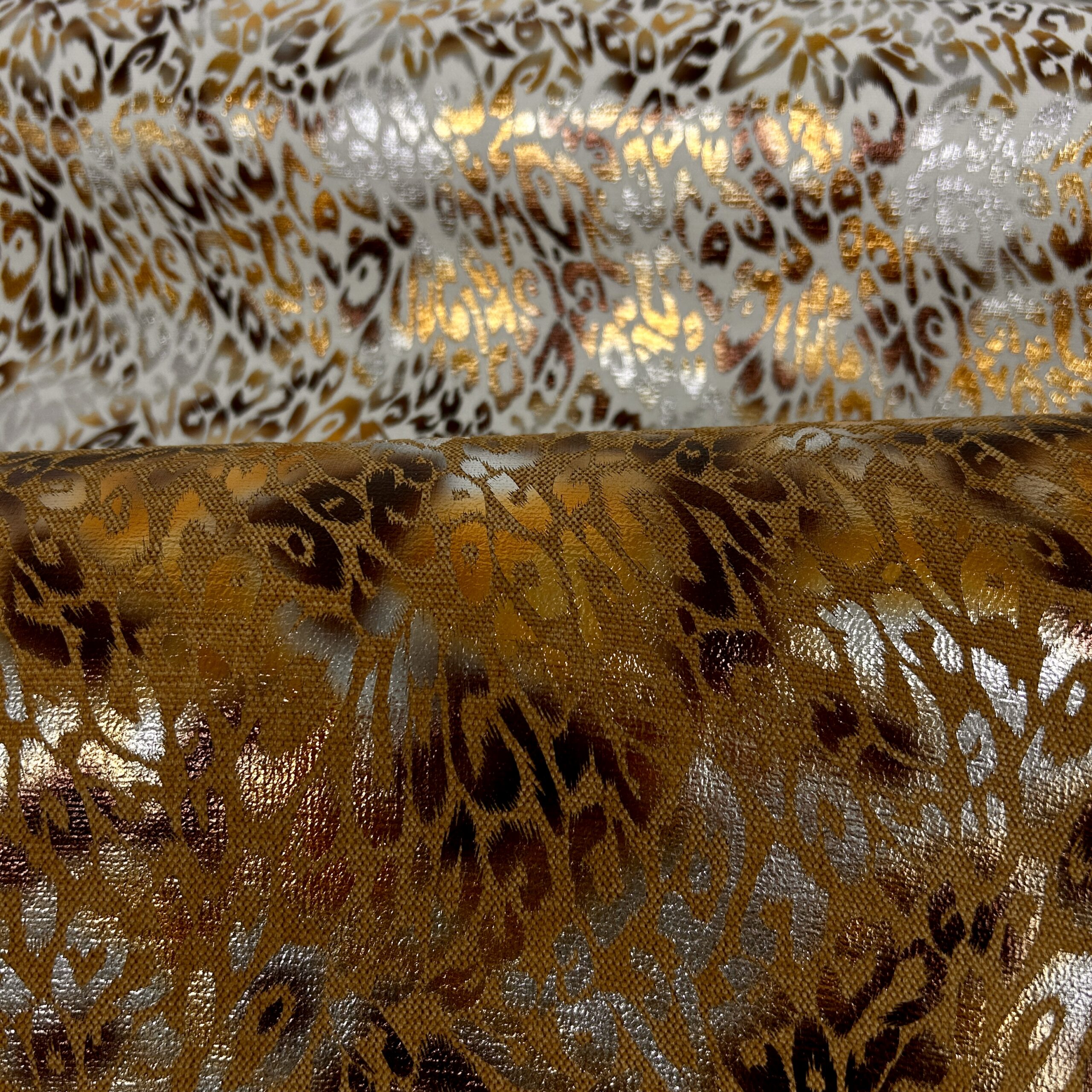 Tissu mode SAAYA au motif léopard et à l'éclat métallique dans les coloris écru et fauve.