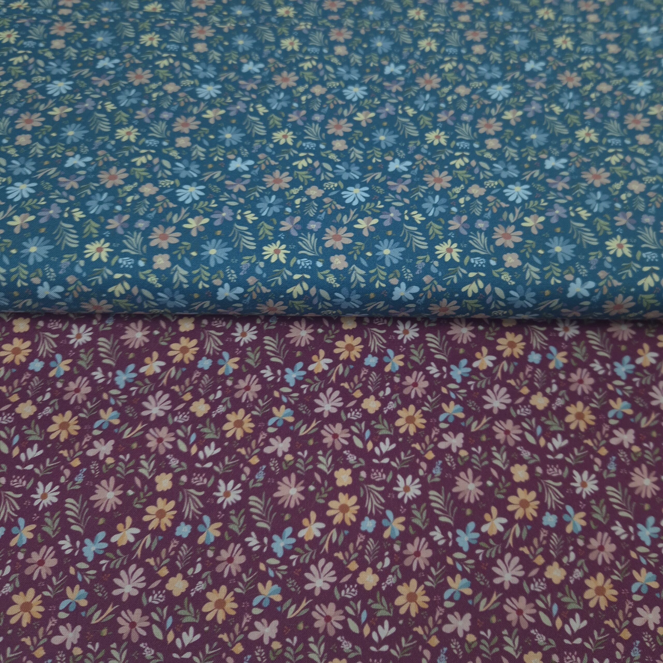 Popeline di cotone a fiori di campo Bordeaux e verde