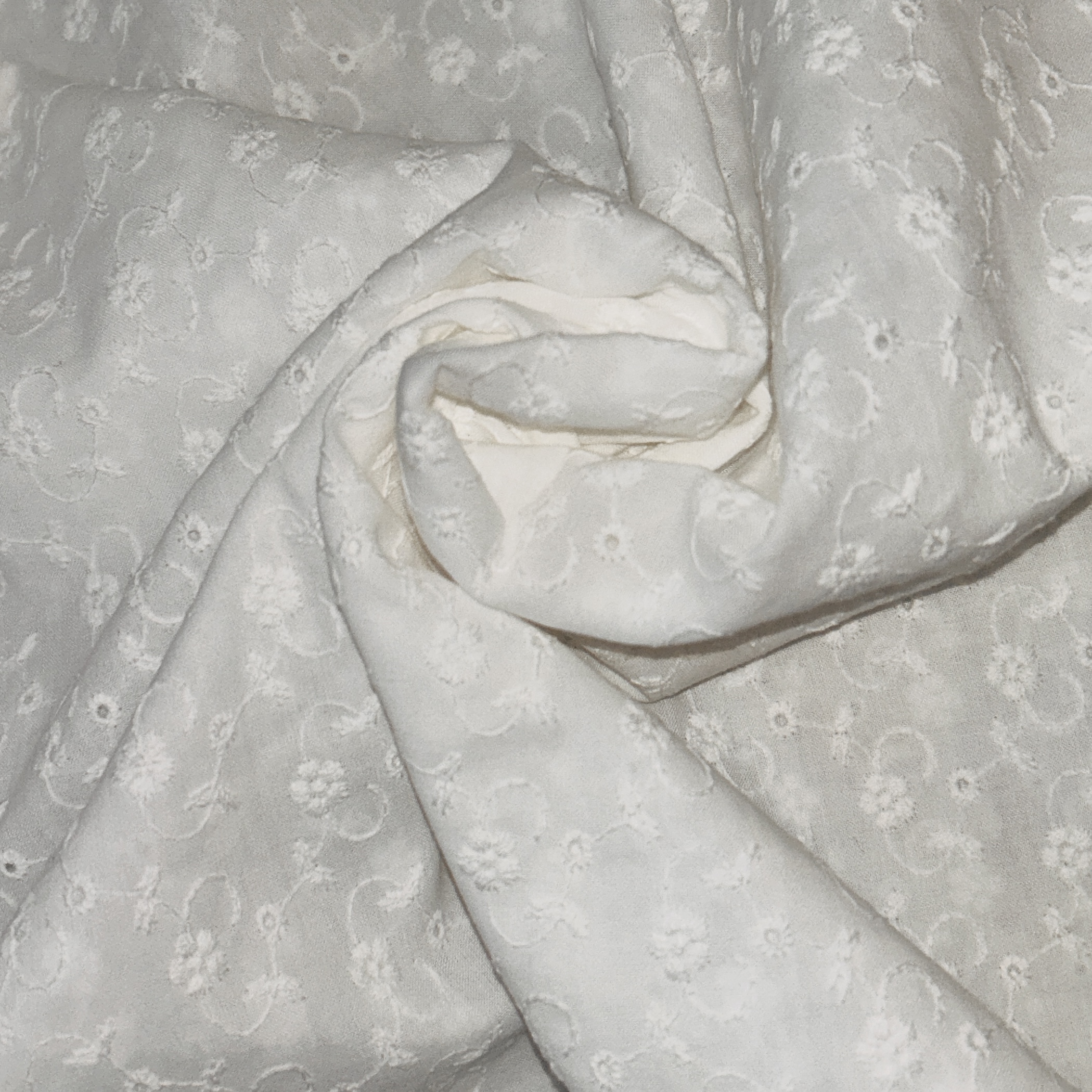 Voile di cotone ricamato